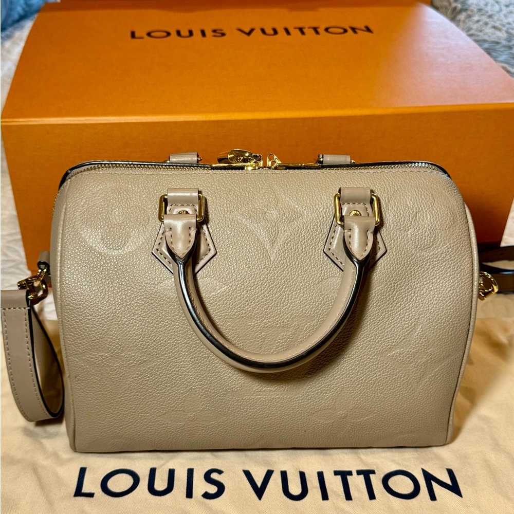 LV speedy 25 color turtledove authentic beautiful bag almost brand new.